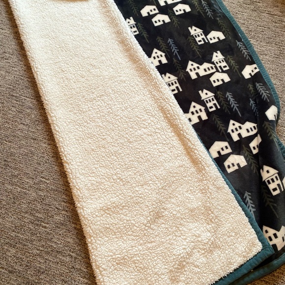 CuddlDuds 50 x 60 fleece throw - Picture 5 of 5